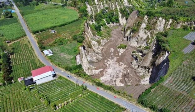 Ancaman Nyata! Longsoran Tanah di Ketol Kian Dekati Jalan Penghubung