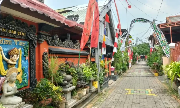 Heboh! Kampung di Bekasi Ini Jadi Pusat Seni Ukir Bali