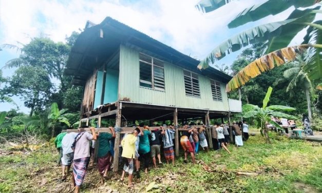 Fenomena Unik di Pinrang: Rumah Kayu Dipindahkan Tanpa Dibongkar