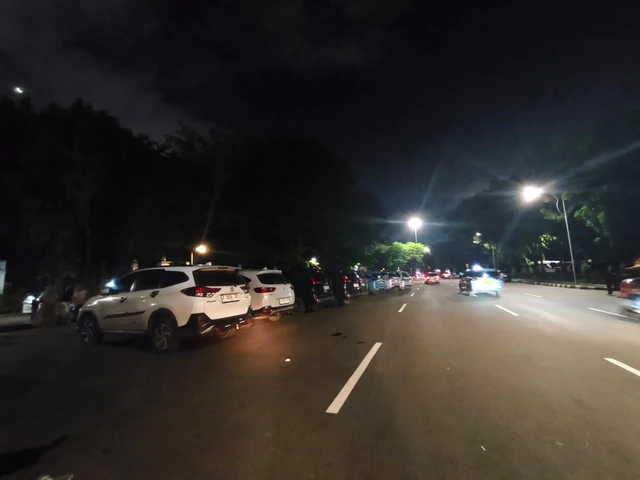 Parkir Liar Tak Ada Habisnya, Monas Kembali Dipenuhi Kendaraan