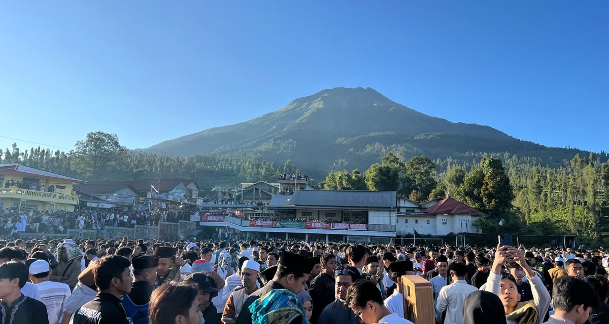 Bikin Takjub! Shalat Id di Alam Terbuka Wonosobo Diserbu Wisatawan