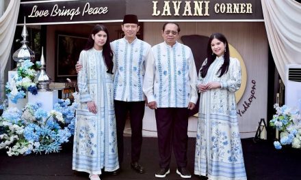 Gaya Lebaran Annisa Pohan 2026 Bikin Netizen Terpukau, Serasi Putih Biru!