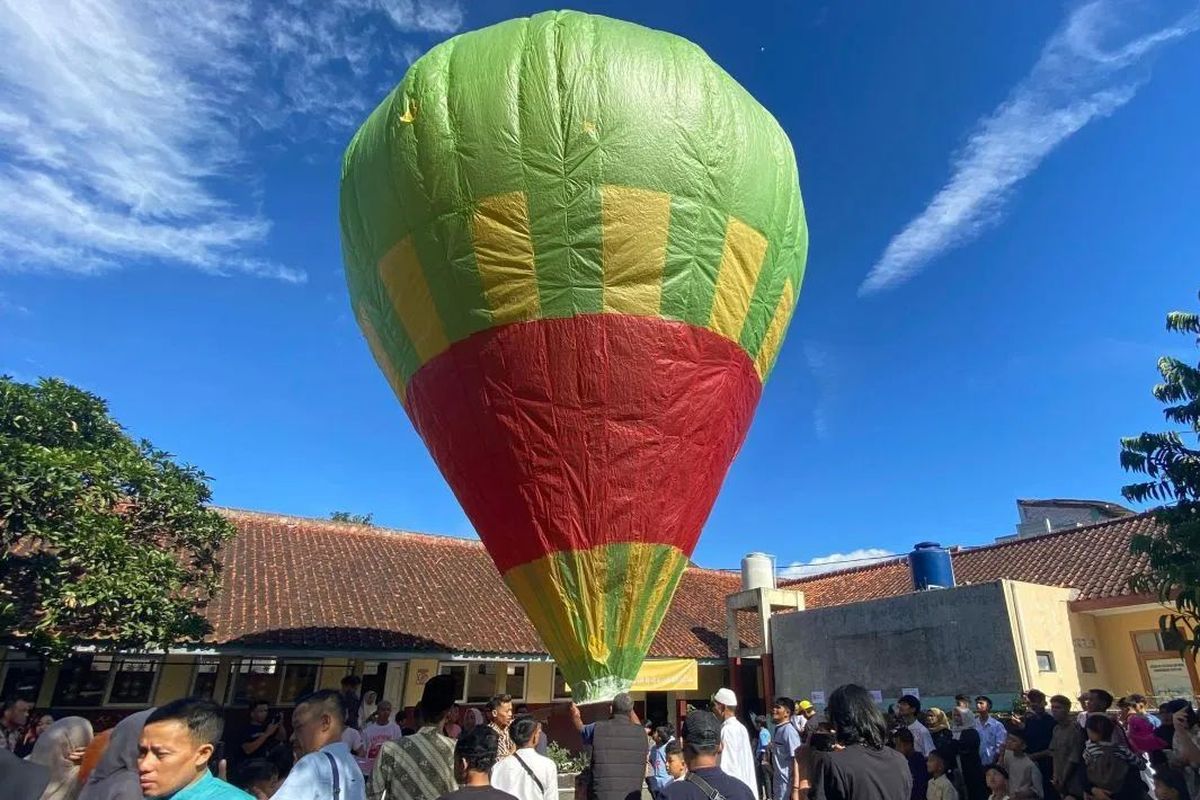 Tradisi Ngapungkeun Balon di Garut