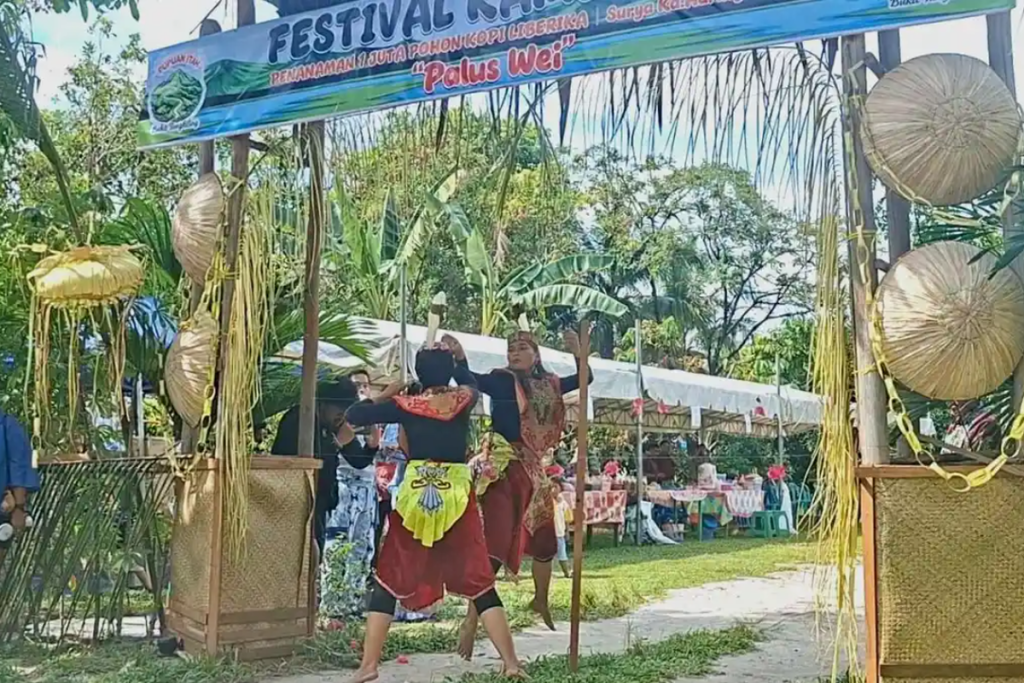 Suasana Festival Kampung 5 di Palangka Raya yang menampilkan pertunjukan budaya Dayak Lawang Sakepeng