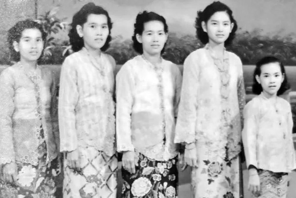 Perempuan mengenakan kebaya tradisional Indonesia sebagai simbol warisan budaya dan identitas nasional