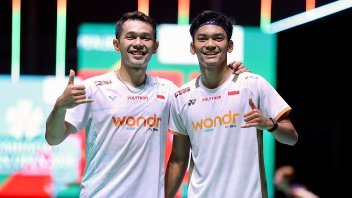 Fajar Alfian dan Muhammad Shohibul Fikri merayakan kemenangan usai menjadi juara ganda putra Japan Open 2026 di Gymnasium Metropolitan Tokyo.