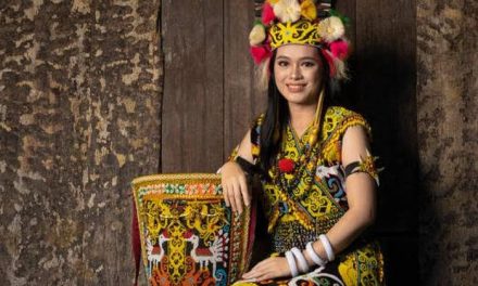 Pesona Gadis Dayak, Kecantikan Alami yang Sarat Makna Budaya