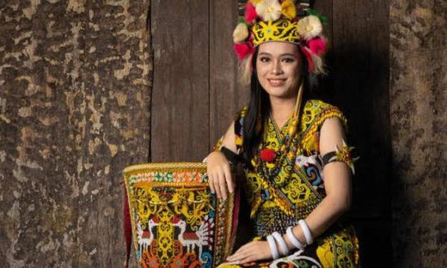 Pesona Gadis Dayak, Kecantikan Alami yang Sarat Makna Budaya