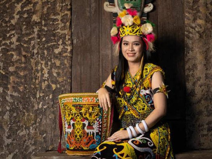 Pesona Gadis Dayak, Kecantikan Alami yang Sarat Makna Budaya