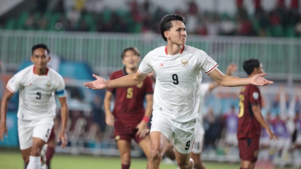 Mitchell Baker merayakan gol bersama Timnas Indonesia saat memimpin daftar top skor Piala AFF 2026.