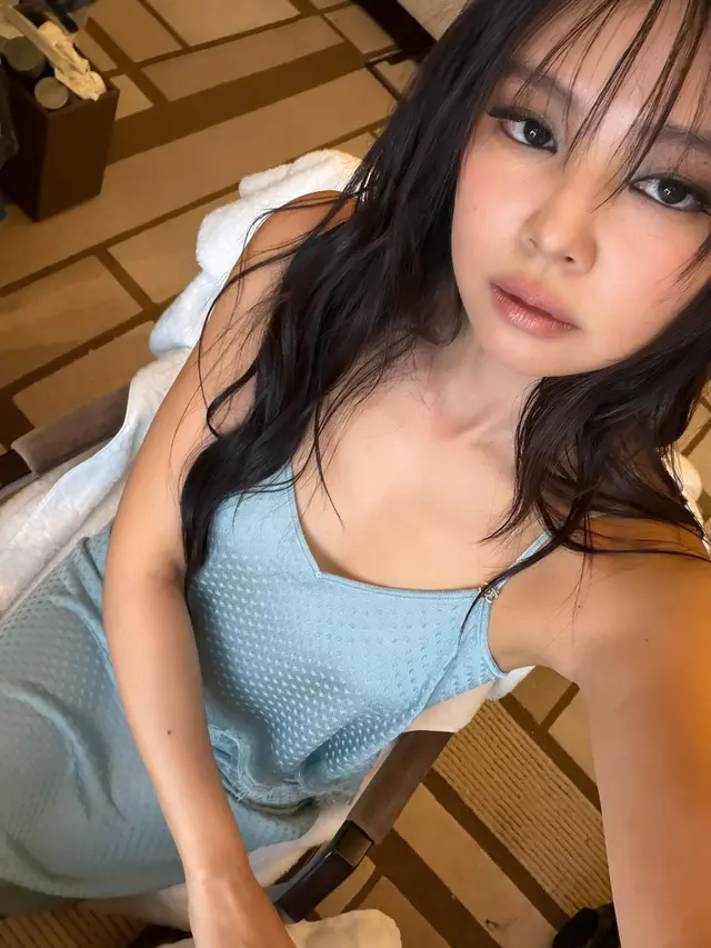 Tren rockstar girlfriend dengan riasan smokey eyes dan gaya busana bernuansa grunge rock