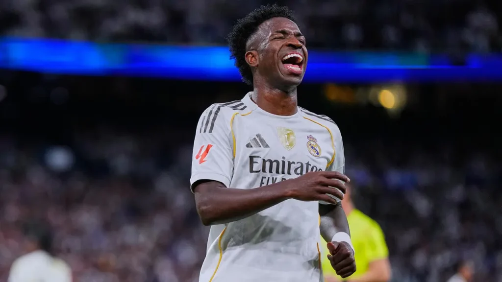 Vinicius Junior saat membela Real Madrid di tengah proses negosiasi kontrak baru.