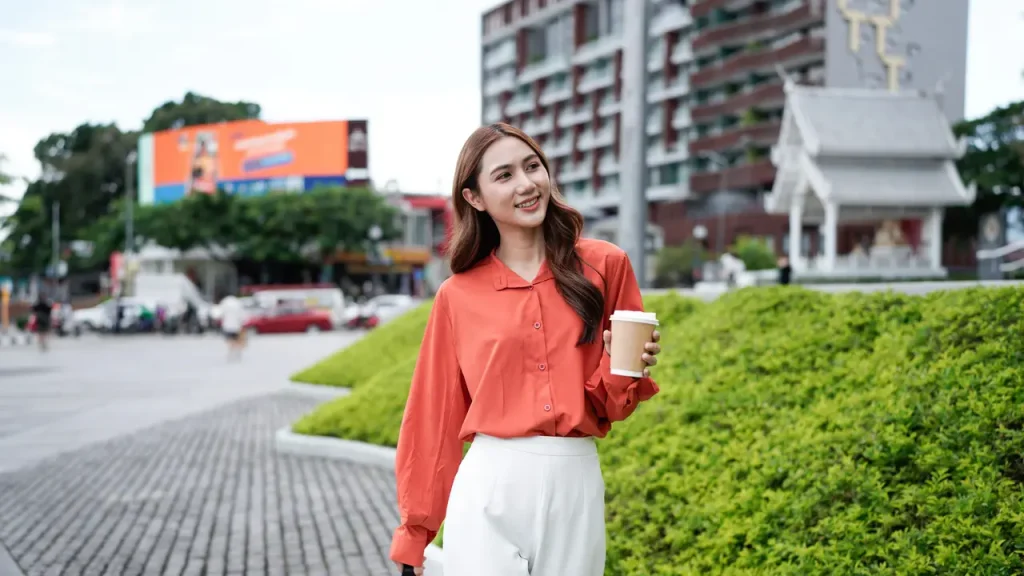 Lip tint tahan lama dan parfum wanita untuk melengkapi tampilan natural saat Kemerdekaan