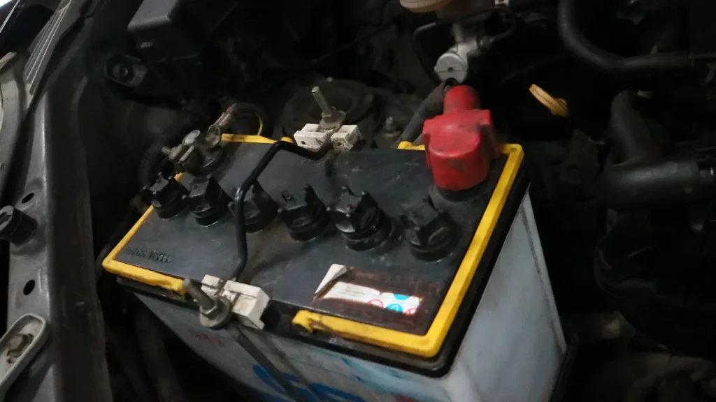 Cara merawat aki basah dan aki kering pada mobil agar tetap optimal