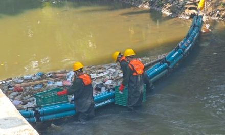 Sampah Sungai Bengawan Solo Berpotensi Menyebar hingga Perairan Internasional