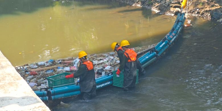 Sampah Sungai Bengawan Solo Berpotensi Menyebar hingga Perairan Internasional
