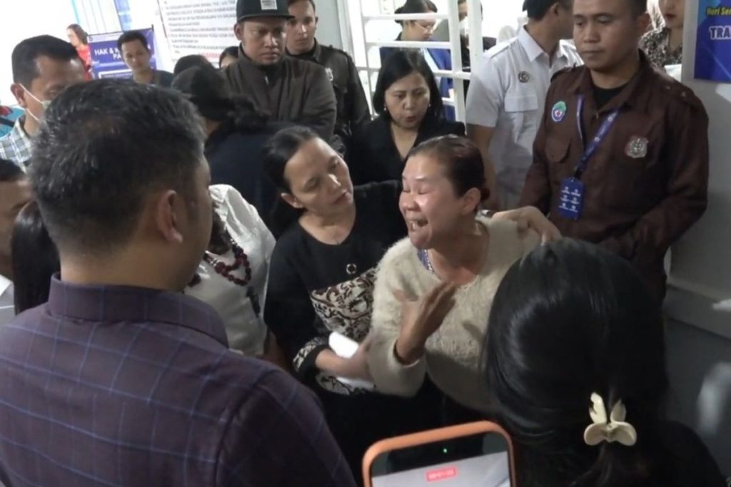 Kepala BGN Sudaryono menjenguk siswi korban dugaan keracunan MBG di Berastagi