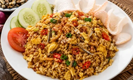Resep Nasi Goreng Kampung Telur dan Teri, Gurih dan Praktis