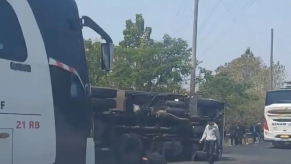 Kecelakaan bus dan truk