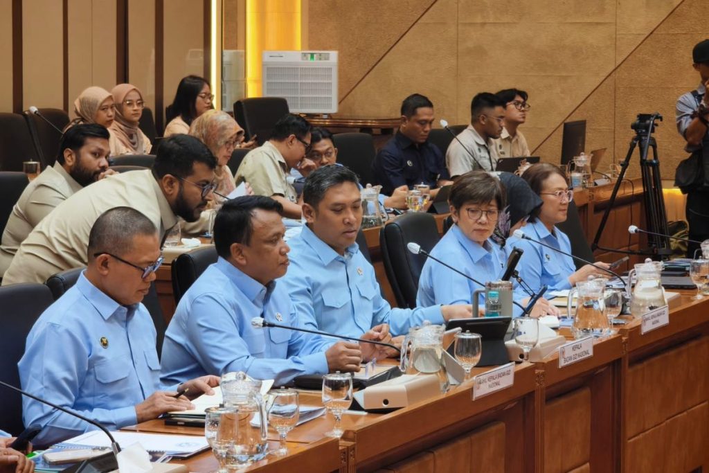 Kepala BGN Sudaryono menjelaskan pembatalan pengadaan layar LED Rp 535,3 miliar dalam rapat bersama Komisi IX DPR RI.