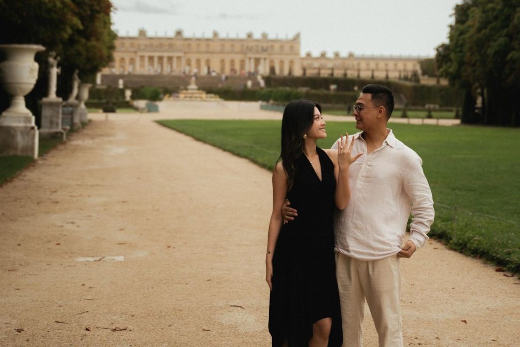 Yoriko Angeline dilamar Aldio Oekon di Versailles Prancis dengan mengenakan little black dress elegan