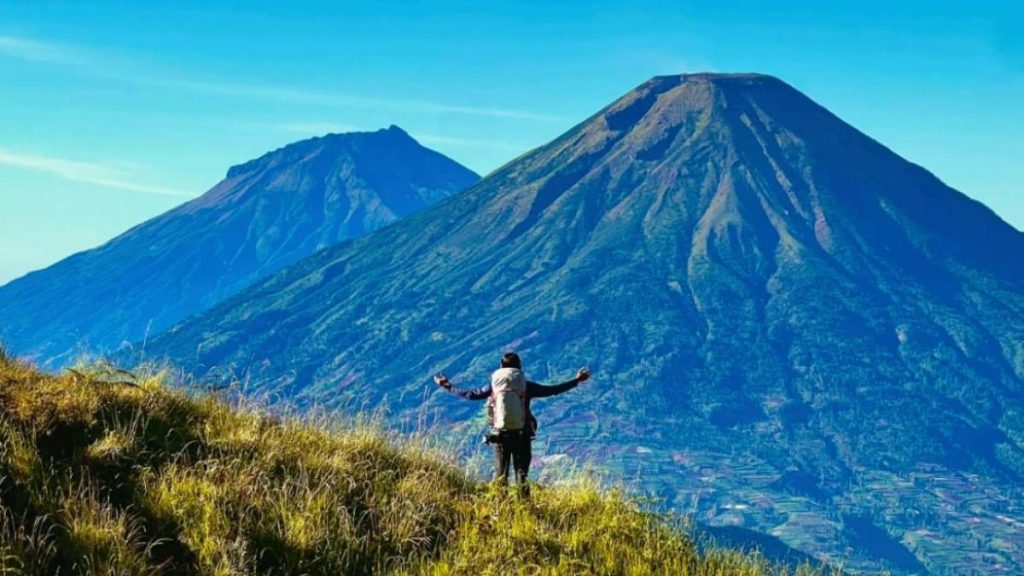 Panorama Gunung Sindoro dan Sumbing dari jalur pendakian Gunung Prau via Parak Banteng